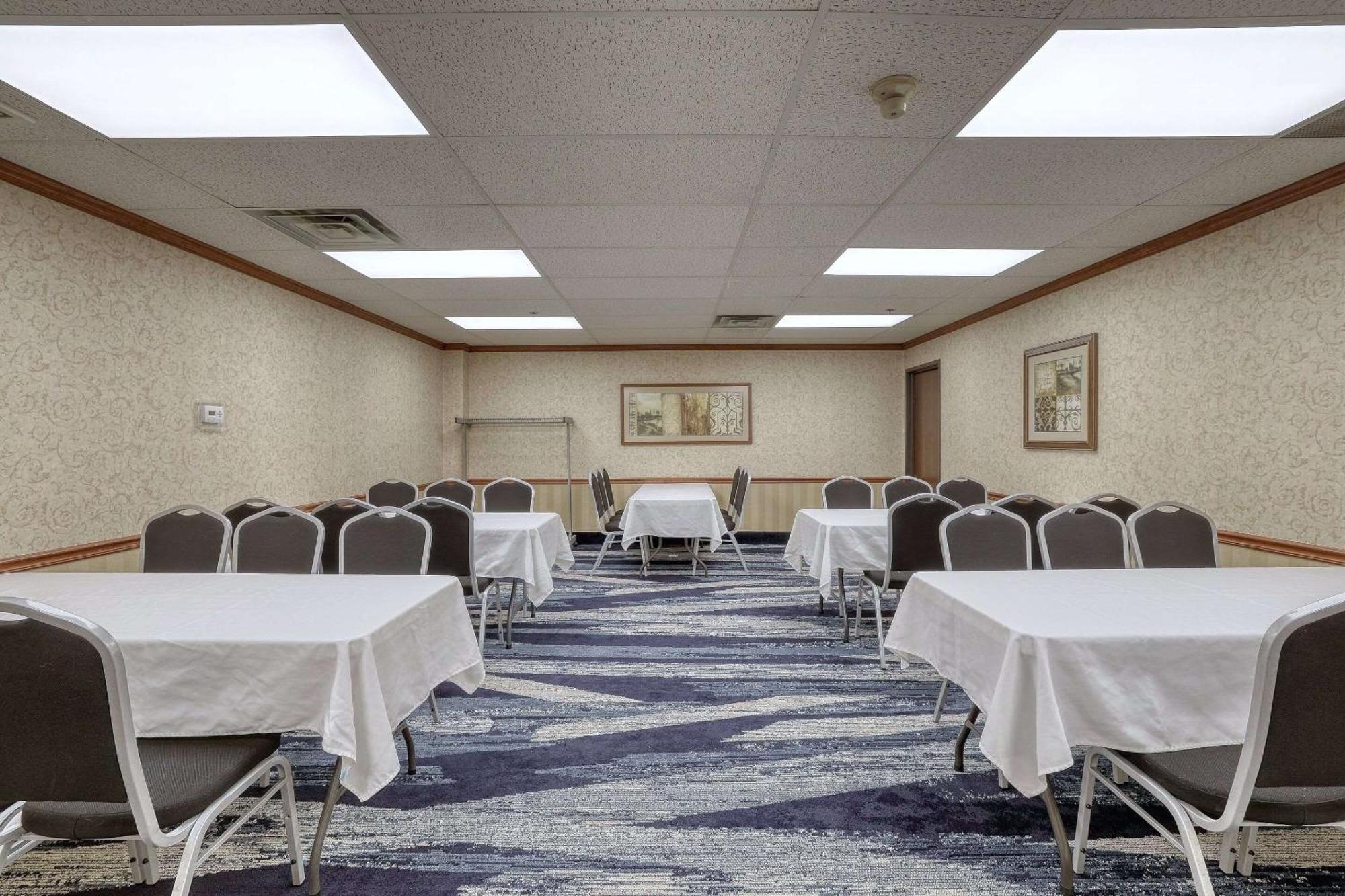 Comfort Suites Appleton Airport Екстериор снимка