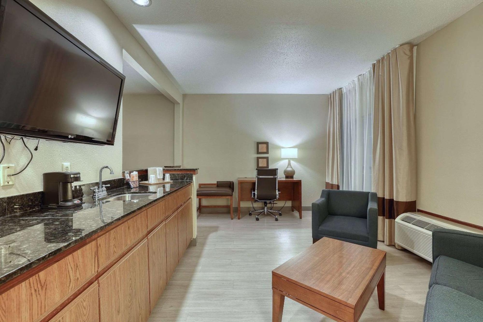 Comfort Suites Appleton Airport Екстериор снимка