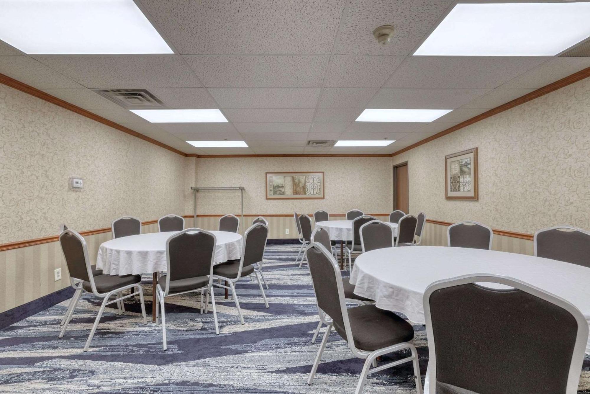 Comfort Suites Appleton Airport Екстериор снимка