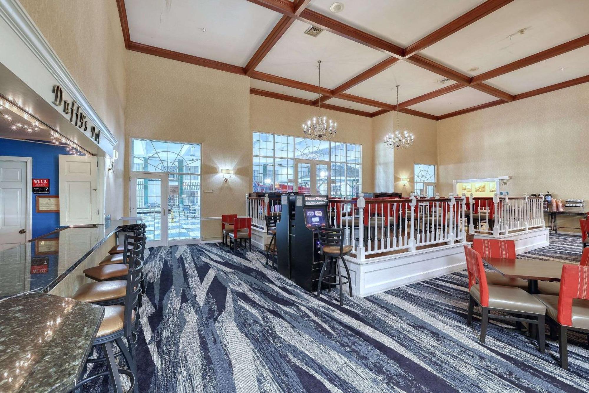 Comfort Suites Appleton Airport Екстериор снимка