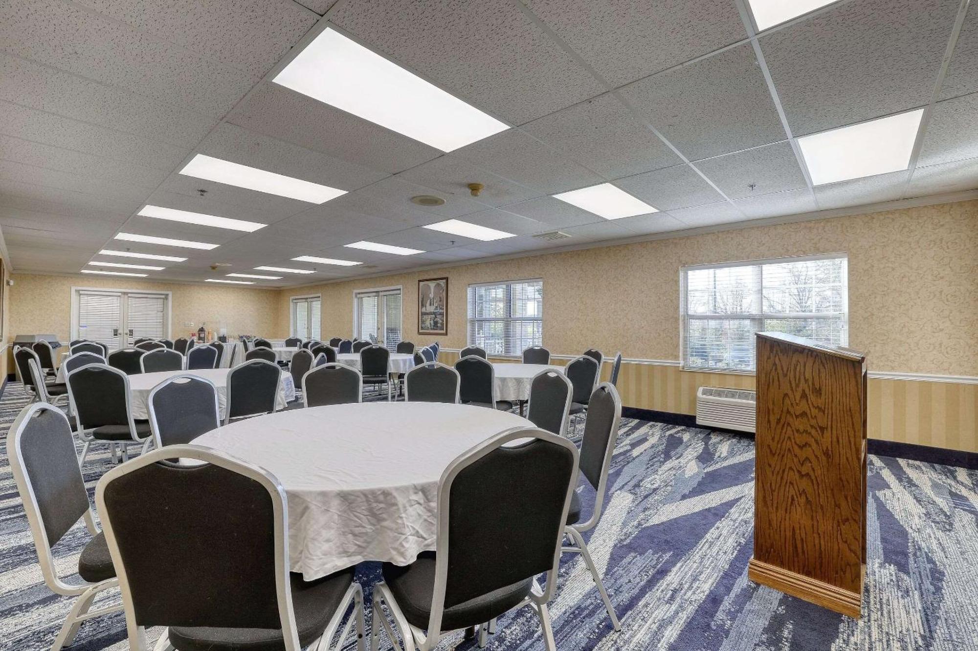 Comfort Suites Appleton Airport Екстериор снимка