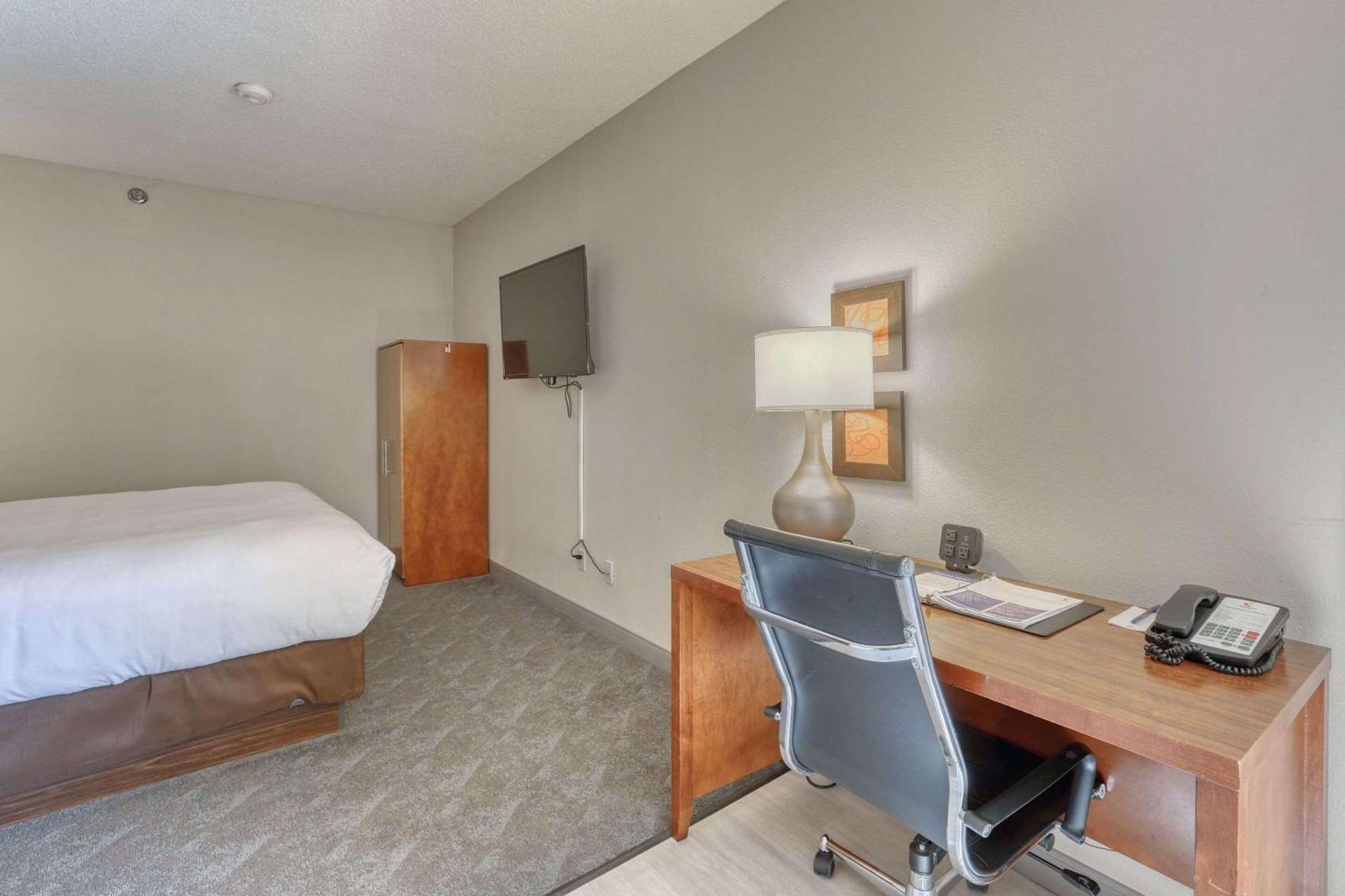 Comfort Suites Appleton Airport Екстериор снимка