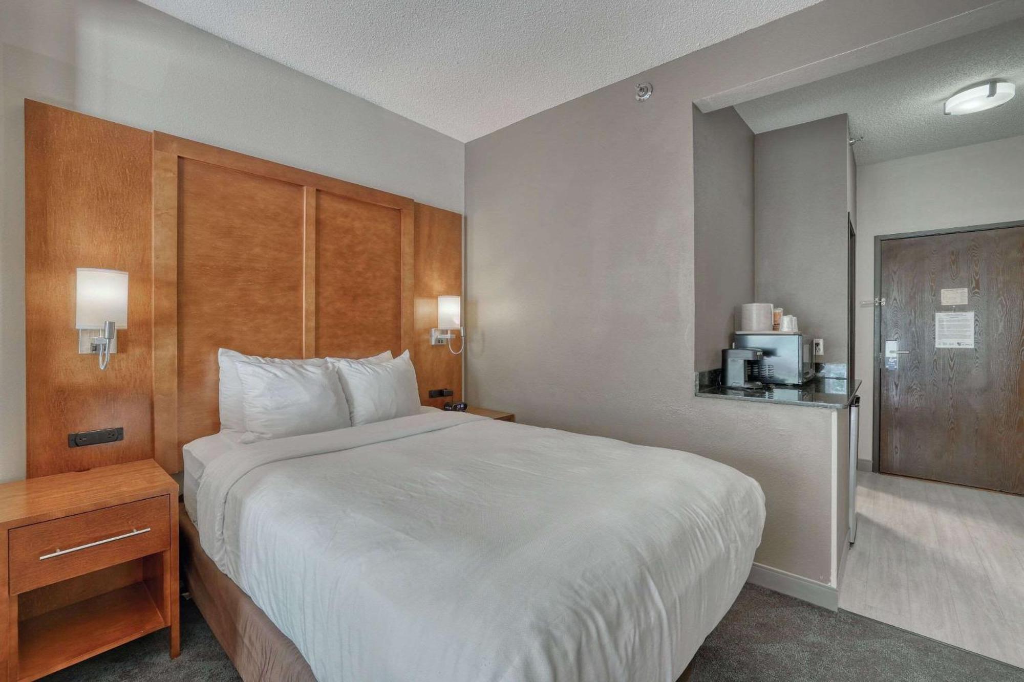 Comfort Suites Appleton Airport Екстериор снимка