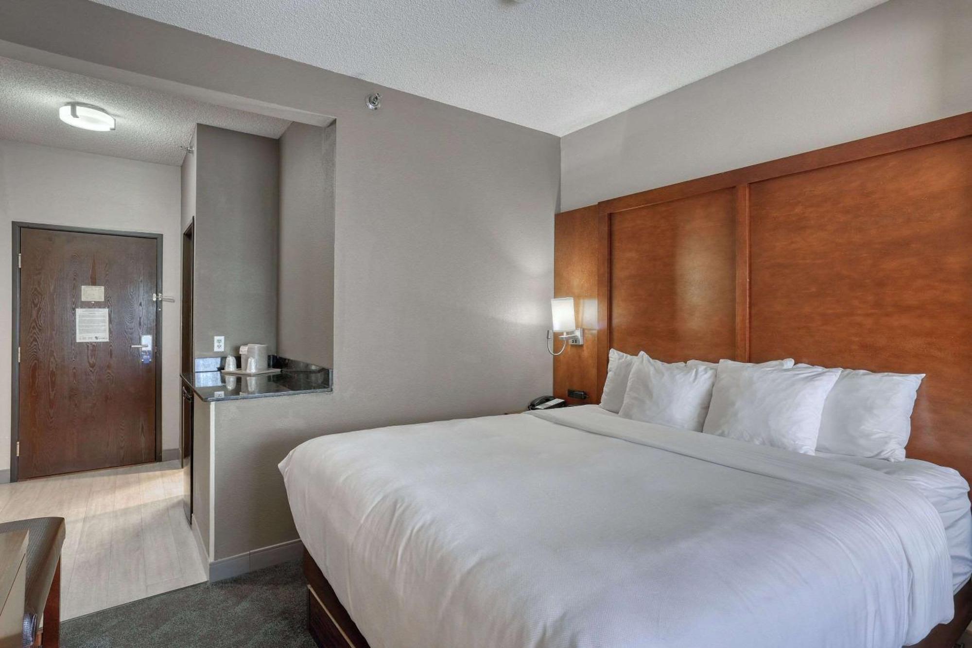 Comfort Suites Appleton Airport Екстериор снимка